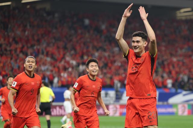 1728998564583032243.jpg (体育)(14)足球——世预赛:中国队对阵印度尼西亚队XxjpseC007274_20241015_PEPFN0A001.jpg