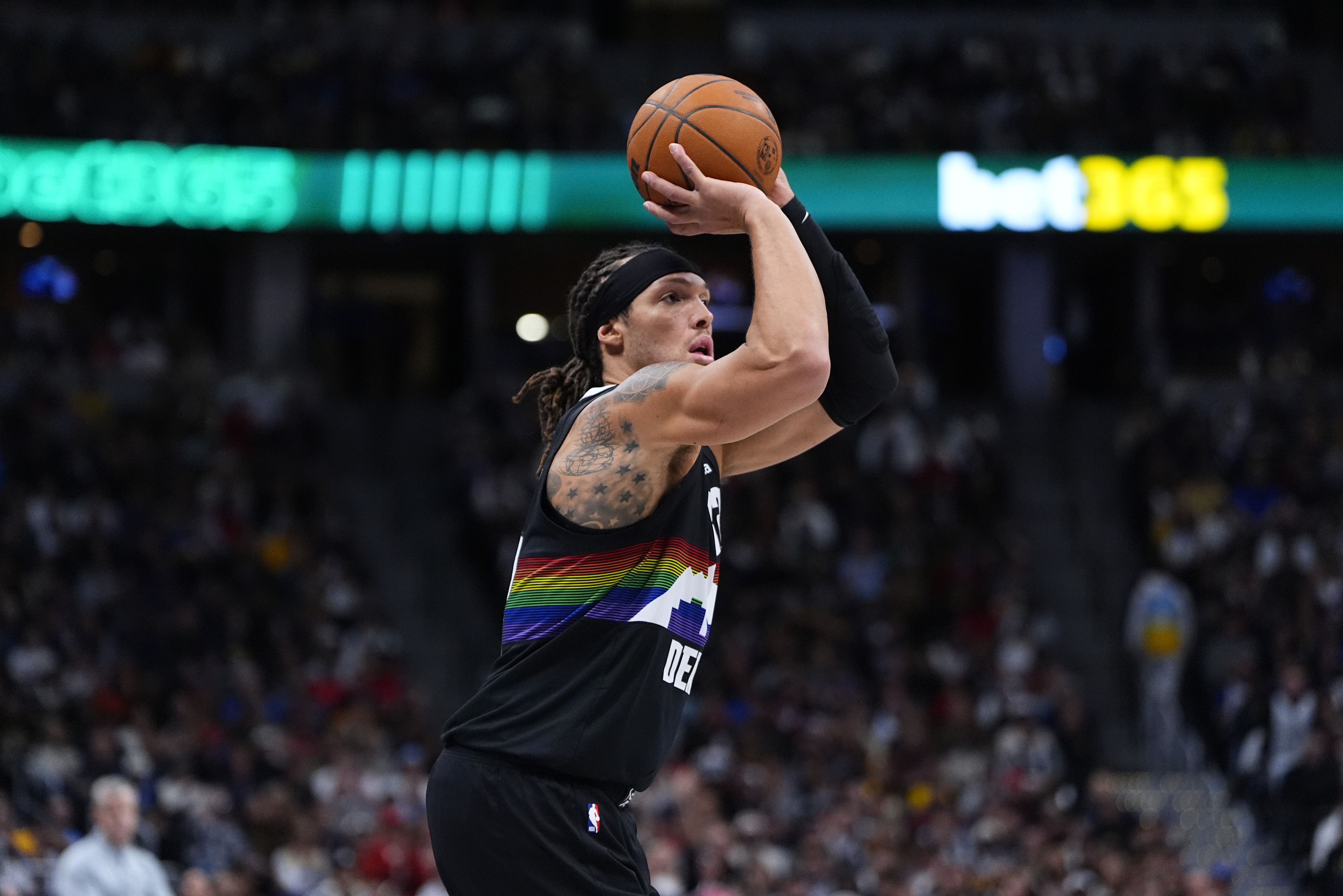 开云官网APP-腿筋受伤！阿隆·戈登下半场没首发 本场比赛回归存疑