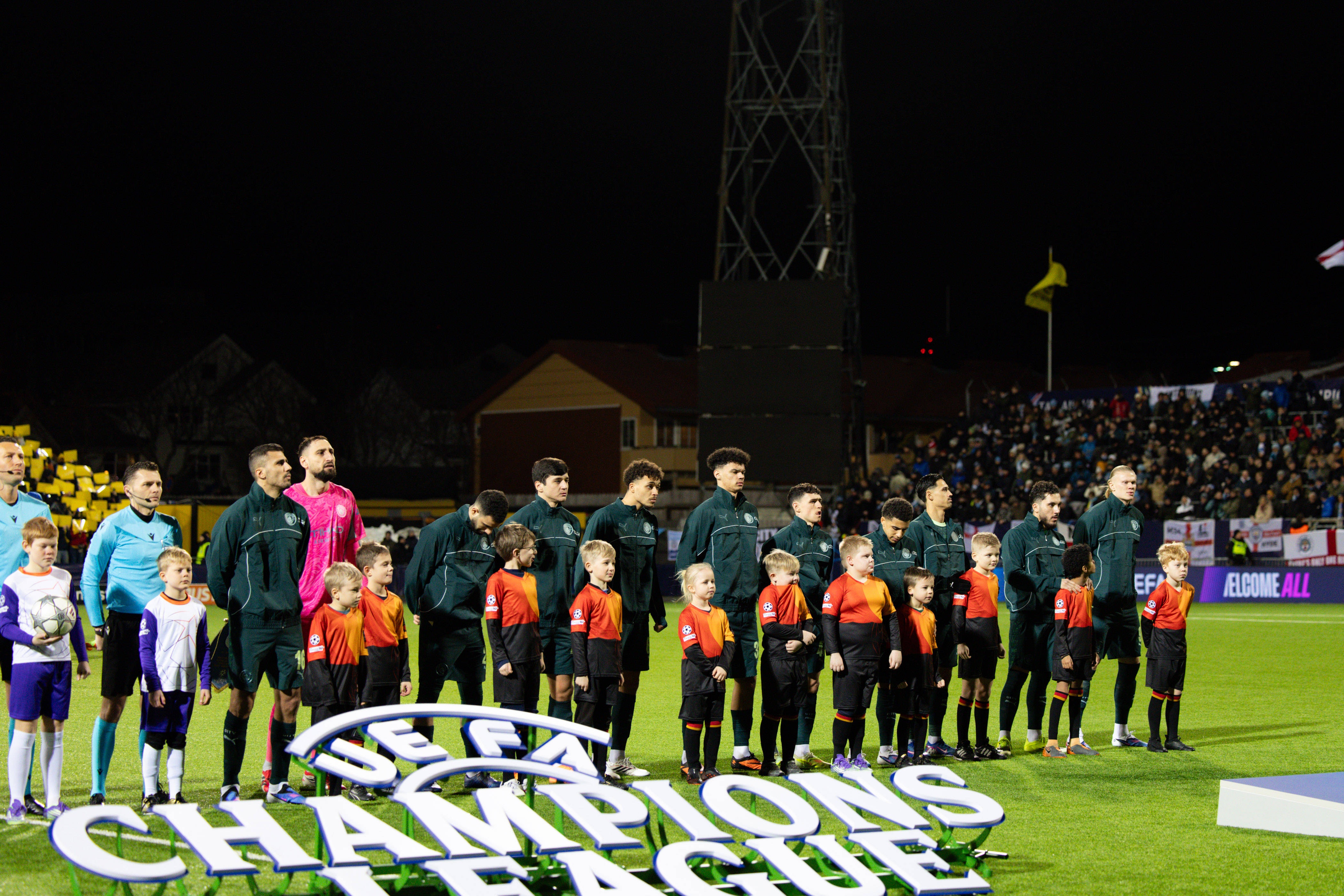 开云官方入口-曼晚谈曼城球迷北极圈之旅：无票球迷爬上树在极光下看比赛