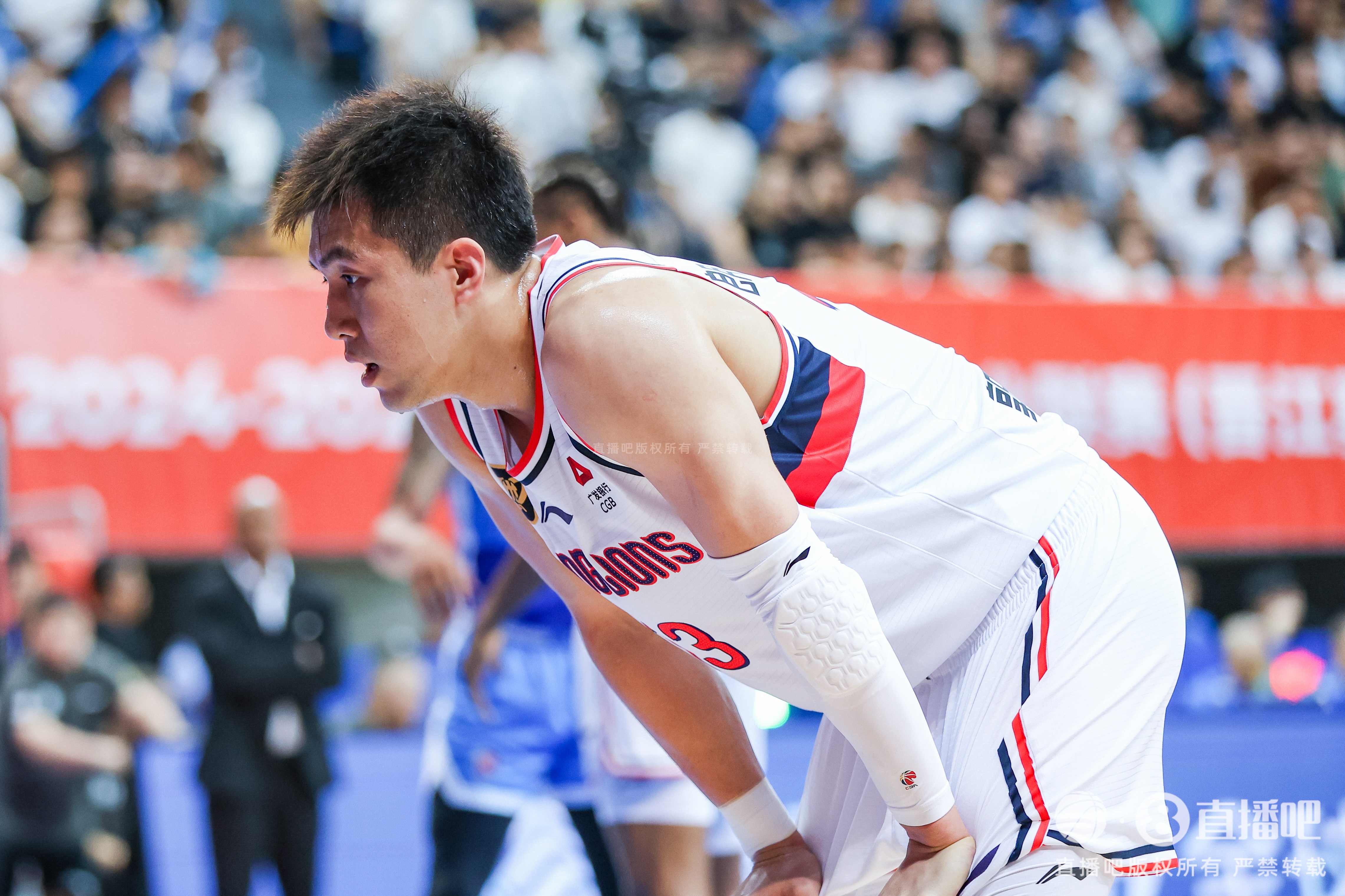 开云安卓下载-黑透了的一年！郭艾伦3月初遭膝盖重伤赛季报销 今又被诈骗近千万