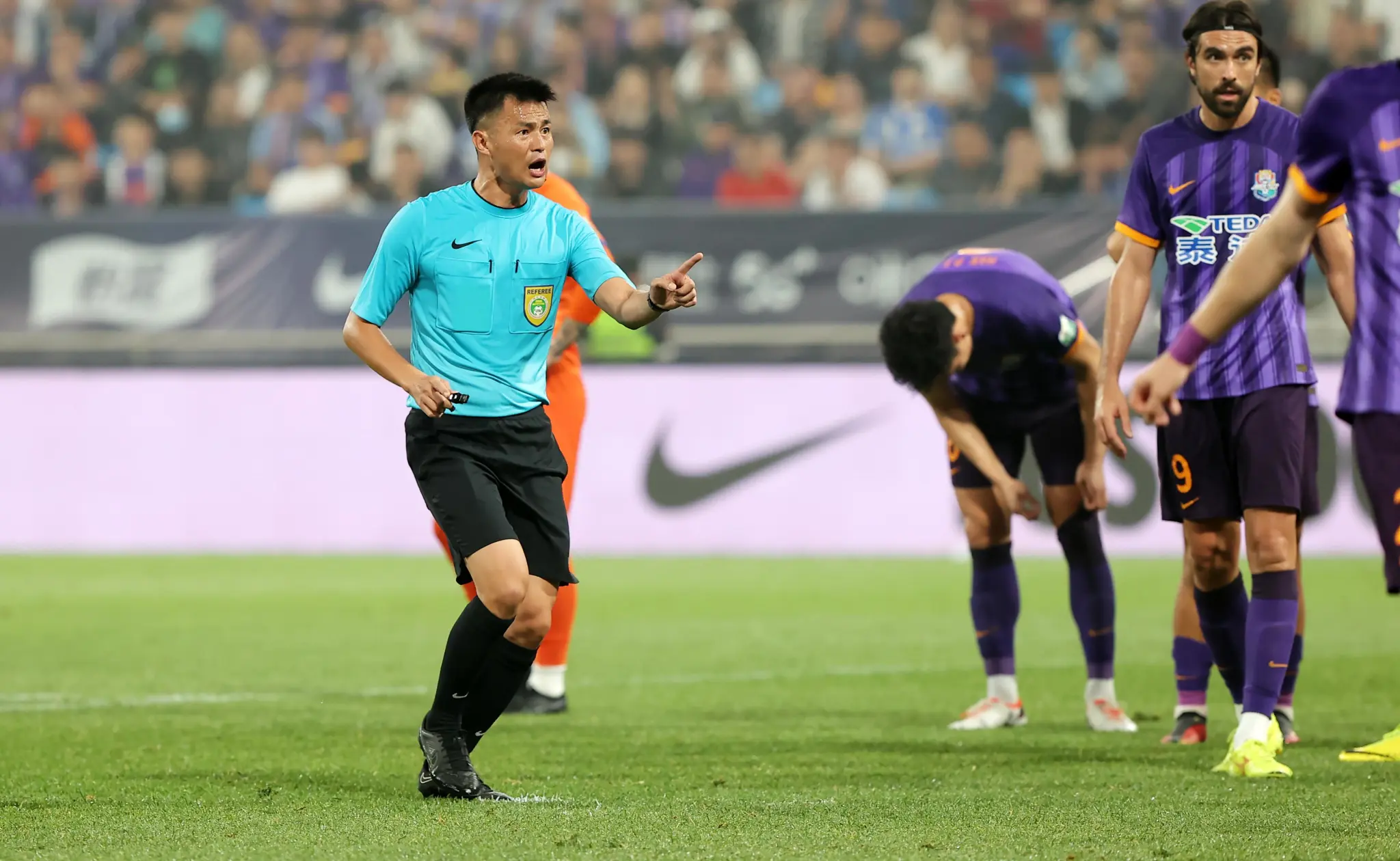 开云安卓下载-杨翼：去年“金哨”李海新执法上海德比，他的风格较为严厉